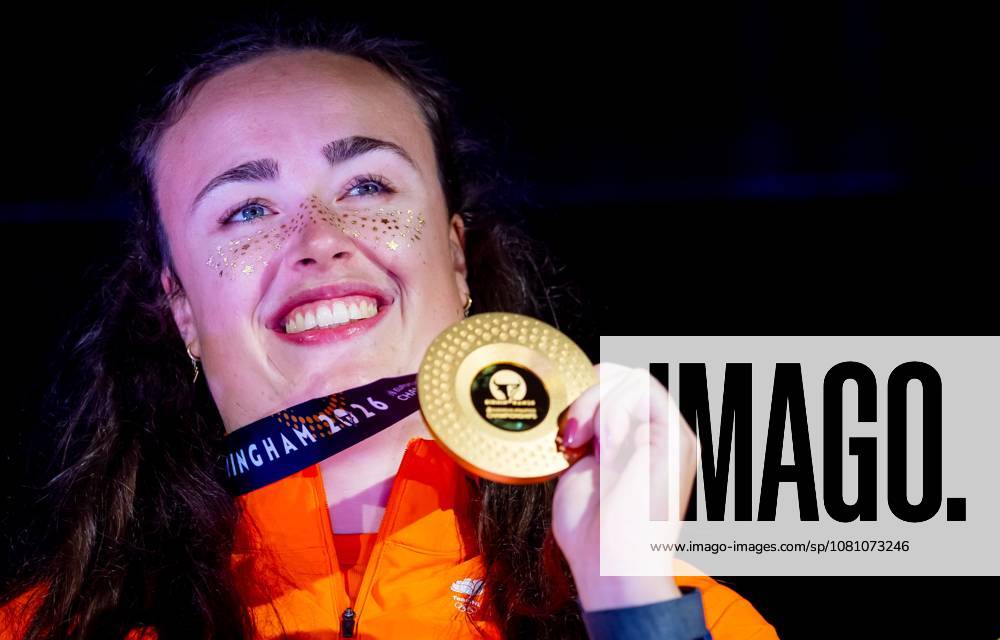 BIRMINGHAM - Jorinde van Klinken with her gold medal in the discus throw on the fifth day of the European Athletics Championships. IRIS VAN DEN BROEK ANP ANPxSportx IVx 565489107 originalFilename: 565489107
