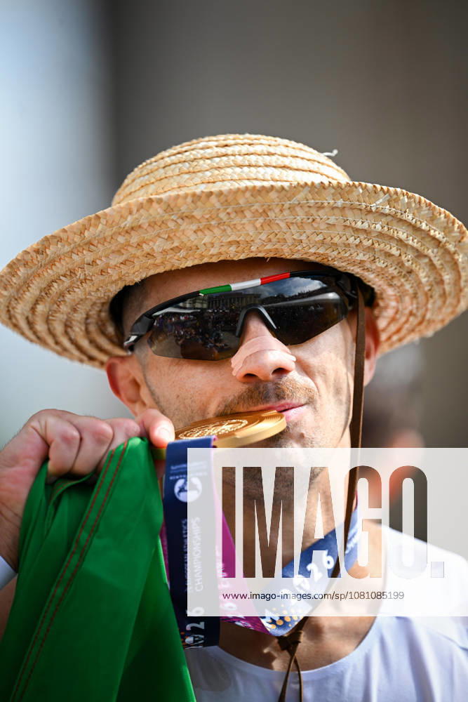Massimo Stano of Italy celebrates his first-place finish with his gold medal after competing in the men’s marathon race walk on Day 6 of the 2026 European Athletics Championships on August 15, 2026 in Birmingham. Photo by Maxim Thore. BILDBYRAN code MT MT1071 athletics friidrett European Athletics Championships 2026 day 6 race walk gold