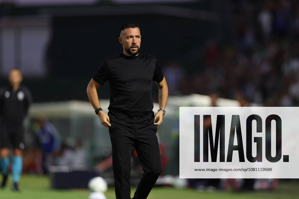 VILA DO CONDE, PORTUGAL - AUGUST 15: Francesco Farioli of FC Porto gives instructions from the sideline during the Liga Portugal Betclic 2026 27 match between Rio Ave and FC Porto at Estadio dos Arcos on August 15, 2026 in Vila do Conde, Portugal. Vila Do Conde Portugal - ZUMAe141 20260815_zsp_e141_020