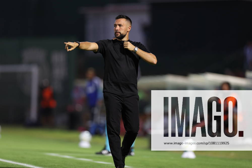 VILA DO CONDE, PORTUGAL - AUGUST 15: Francesco Farioli of FC Porto gives instructions from the sideline during the Liga Portugal Betclic 2026 27 match between Rio Ave and FC Porto at Estadio dos Arcos on August 15, 2026 in Vila do Conde, Portugal. Vila Do Conde Portugal - ZUMAe141 20260815_zsp_e141_021