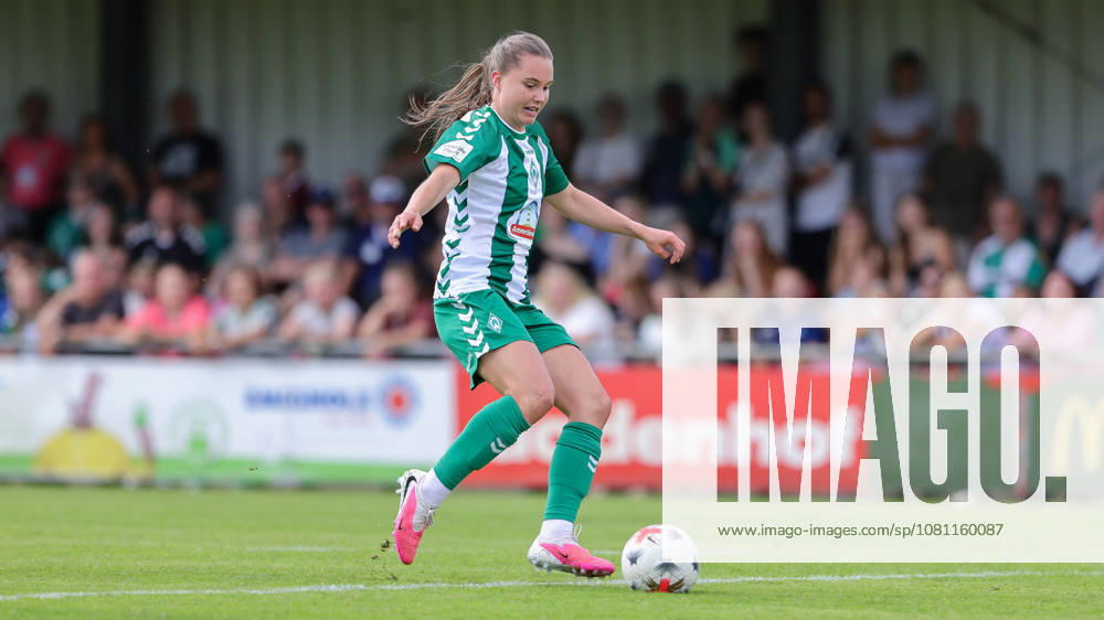 Lilli Purtscheller, SV Werder Bremen, No. 7 with the ball, isolated shot, single frame, full-body, action, game scene, August 16, 2026, Rotenburg Wümme, Germany, soccer, women s friendly match, SV Werder Bremen, Hamburger SV