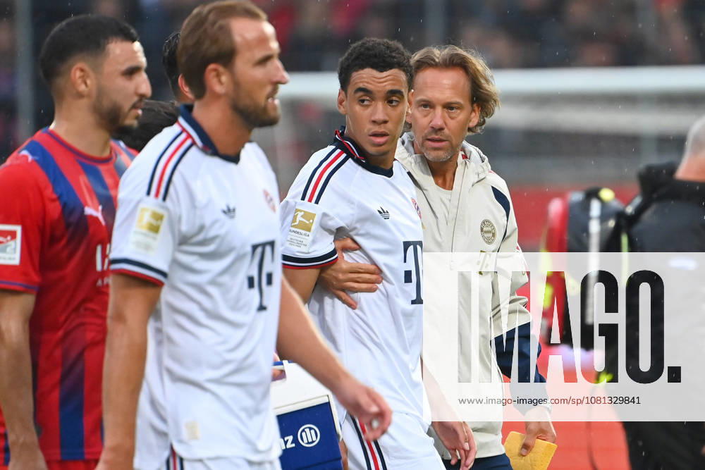 Jamal MUSIALA of Bayern Munich collapses again,faints, is led off the field by Dr. Peter UEBLACKER, FCB team doctor; featuring Harry KANE, Bayern Munich soccer friendly match: FC Heidenheim 1, FC Bayern Munich 2-5 on August 18, 2025, at VOITH ARENA