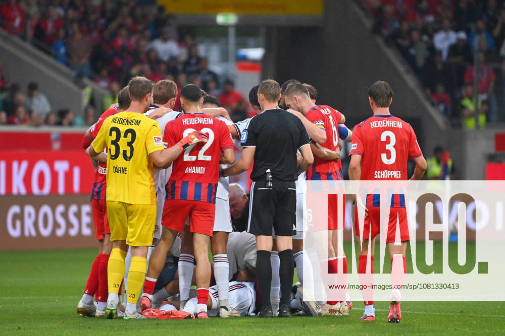 Jamal MUSIALA of Bayern Munich collapses again; he faints; players and referees form a circle. Soccer friendly match: 1. FC Heidenheim 1, FC Bayern Munich 2, on August 18, 2025, at VOITH ARENA