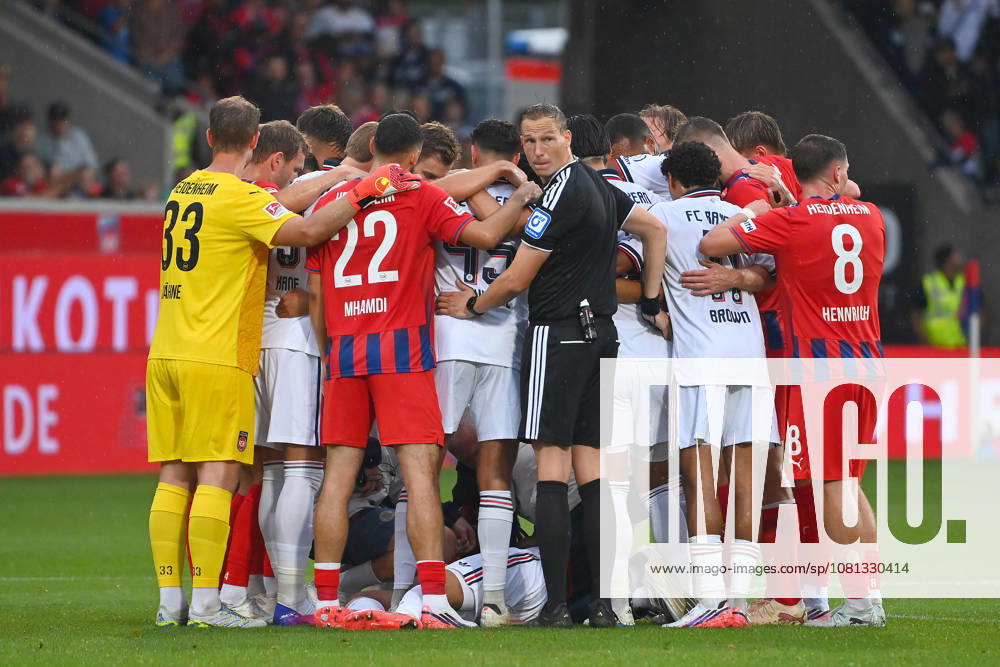 Jamal MUSIALA of Bayern Munich collapses again; he faints; players and referees form a circle. Soccer friendly match: 1. FC Heidenheim 1, FC Bayern Munich 2, on August 18, 2025, at VOITH ARENA