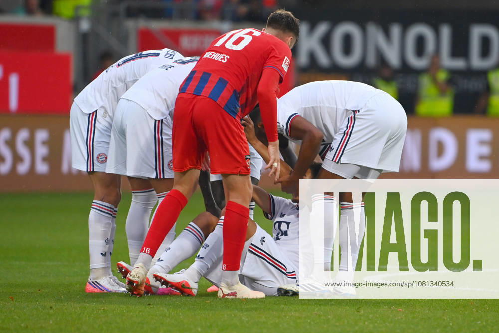 Jamal MUSIALA of Bayern Munich collapses again, faints, players help him. Soccer friendly match: 1. FC Heidenheim vs. FC Bayern Munich 2-4 on August 18, 2025, at VOITH ARENA