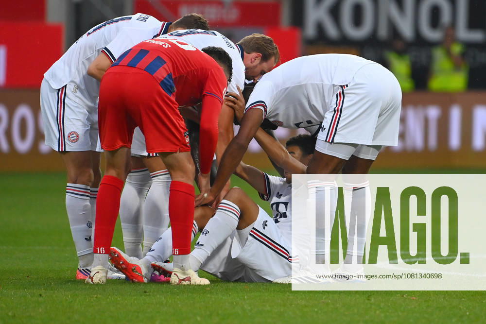 Jamal MUSIALA of Bayern Munich collapses again, faints; players come to his aid. Soccer friendly match: 1. FC Heidenheim vs. FC Bayern Munich 2–4 on August 18, 2025, at VOITH ARENA