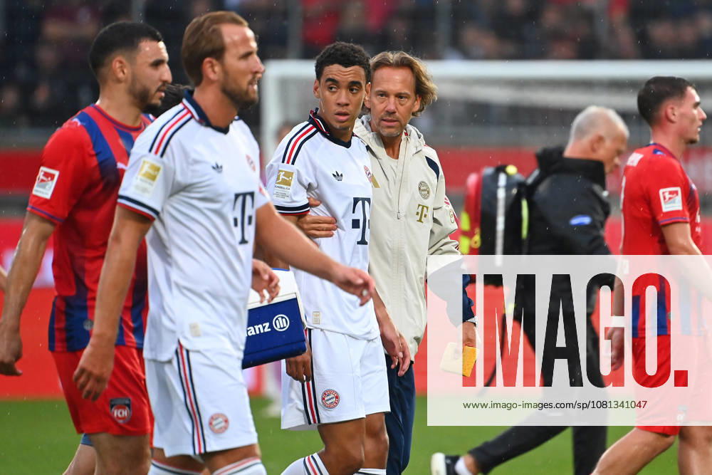 Jamal MUSIALA of Bayern Munich collapses again, faints, Dr. Peter UEBLACKER, FCB team doctor, accompanies him off the field. Harry KANE, Bayern Munich, soccer friendly match: FC Heidenheim 1, FC Bayern Munich 2, on August 18, 2025, at VOITH ARENA