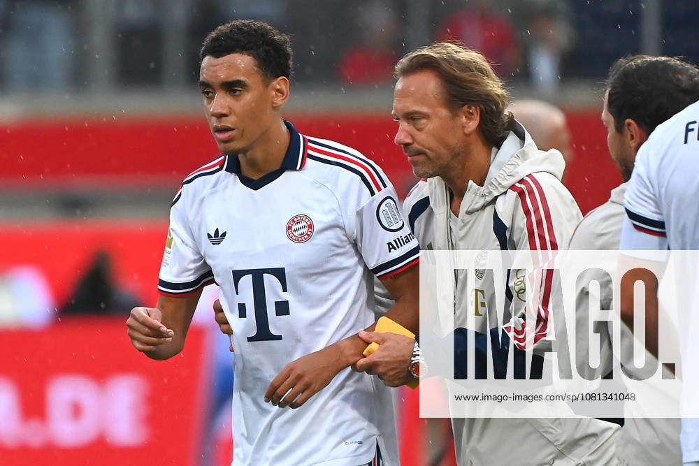 Jamal MUSIALA of Bayern Munich collapses again, faints; Dr. Peter UEBLACKER, FCB team doctor, helps him off the field. Soccer friendly match: 1 FC Heidenheim vs. FC Bayern Munich 2-4 on August 18, 2025, VOITH ARENA