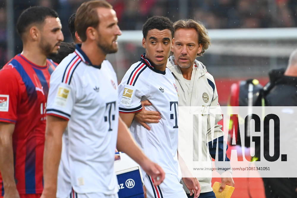 Jamal MUSIALA of Bayern Munich collapses again and faints, Dr. Peter UEBLACKER, FCB team doctor, accompanies him off the field; Harry KANE, Bayern Munich; Soccer Friendly Match: FC Heidenheim 1, FC Bayern Munich 2; August 18, 2025; VOITH ARENA