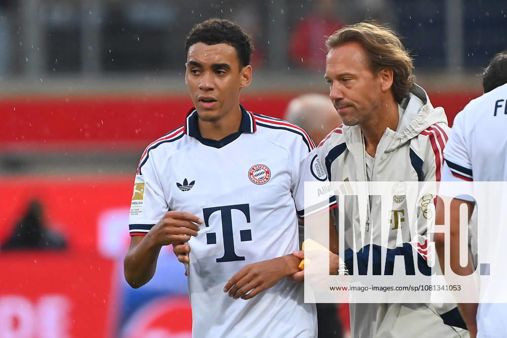 Jamal MUSIALA of Bayern Munich collapses again, faints; Dr. Peter UEBLACKER, FCB team doctor, helps him off the field. Soccer friendly match: 1 FC Heidenheim vs. FC Bayern Munich 2–4 on August 18, 2025, VOITH ARENA