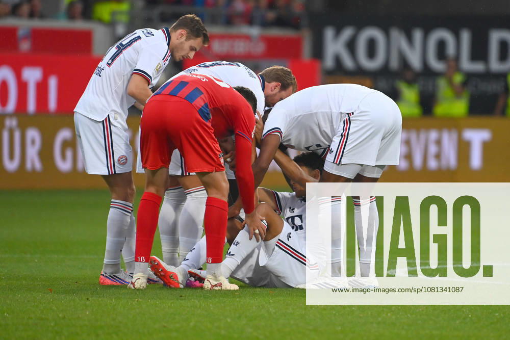 Jamal MUSIALA of Bayern Munich collapses again, faints, players help him. Soccer friendly match: 1 FC Heidenheim vs. FC Bayern Munich 2-4 on August 18, 2025, at the VOITH ARENA