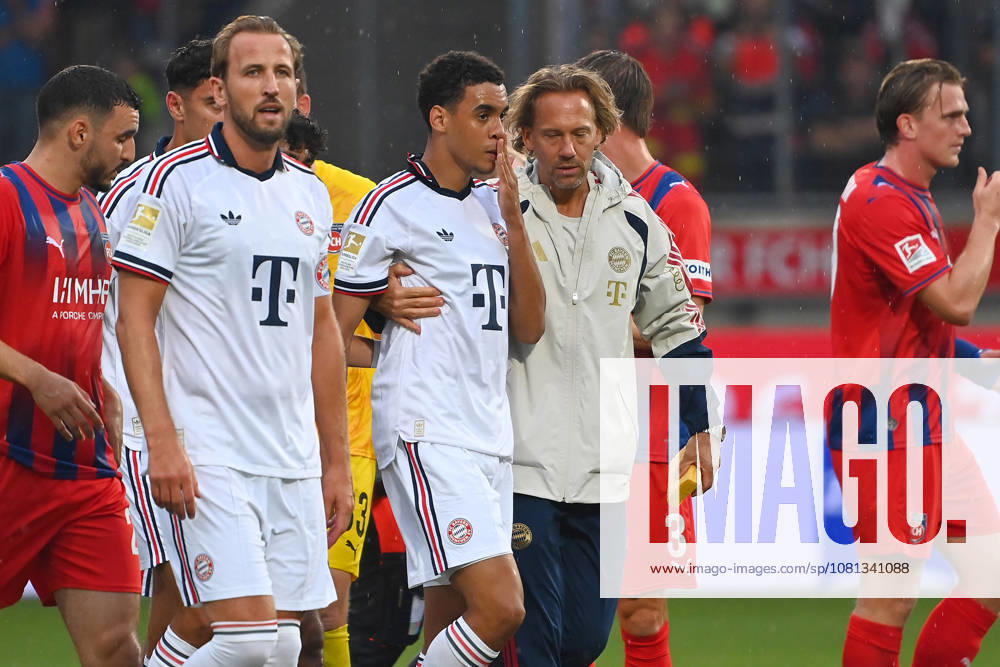 Jamal MUSIALA of Bayern Munich collapses again, faints, Dr. Peter UEBLACKER, FCB team doctor, accompanies him off the field. Harry KANE, Bayern Munich; soccer friendly match: FC Heidenheim 1, FC Bayern Munich 2, on August 18, 2025, at VOITH ARENA