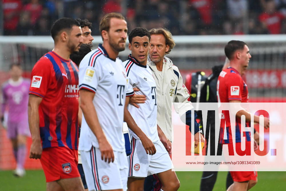 Jamal MUSIALA of Bayern Munich collapses again, faints, Dr. Peter UEBLACKER, FCB team doctor, accompanies him off the field. Harry KANE, Bayern Munich; soccer friendly match: FC Heidenheim 1, FC Bayern Munich 2, on August 18, 2025, at VOITH ARENA