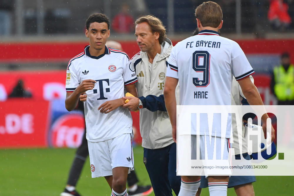 Jamal MUSIALA of Bayern Munich collapses again,faints, is led off the field by Dr. Peter UEBLACKER, FCB team doctor, re Harry KANE Bayern Munich soccer friendly match 1 FC Heidenheim FC Bayern Munich 2-4 on August 18, 2025, VOITH ARENA