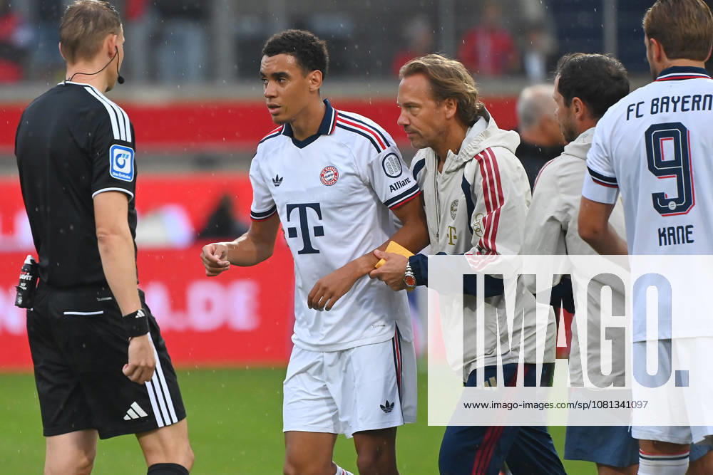 Jamal MUSIALA of Bayern Munich collapses again, faints; Dr. Peter UEBLACKER, FCB team doctor, helps him off the field. Soccer friendly: 1 FC Heidenheim vs. FC Bayern Munich 2, 4 on August 18, 2025, VOITH ARENA