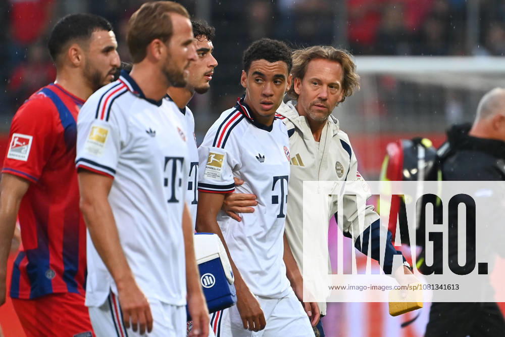 Jamal MUSIALA of Bayern Munich collapses again; he faints and is led off the field by Dr. Peter UEBLACKER, FCB team doctor; left: Aleksandar PAVLOVIC of Bayern Munich, Harry KANE, Bayern Munich, soccer friendly match: 1 FC Heidenheim vs. FC Bayern Munich 2–4 on August 18, 2025, at the VOITH ARENA