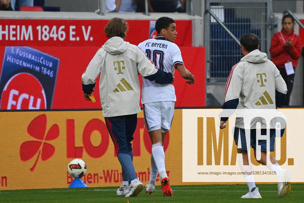 Jamal MUSIALA of Bayern Munich collapses again; he faints and is led off the field by Dr. Peter UEBLACKER, the FCB team doctor, during a soccer friendly match between 1. FC Heidenheim and FC Bayern Munich (1–2) on August 18, 2025, VOITH ARENA
