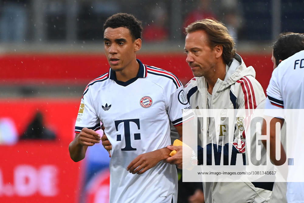 Jamal MUSIALA of Bayern Munich collapses again; he faints and is led off the field by Dr. Peter UEBLACKER, the FCB team doctor, during a soccer friendly match between 1. FC Heidenheim and FC Bayern Munich (1–2) on August 18, 2025, VOITH ARENA