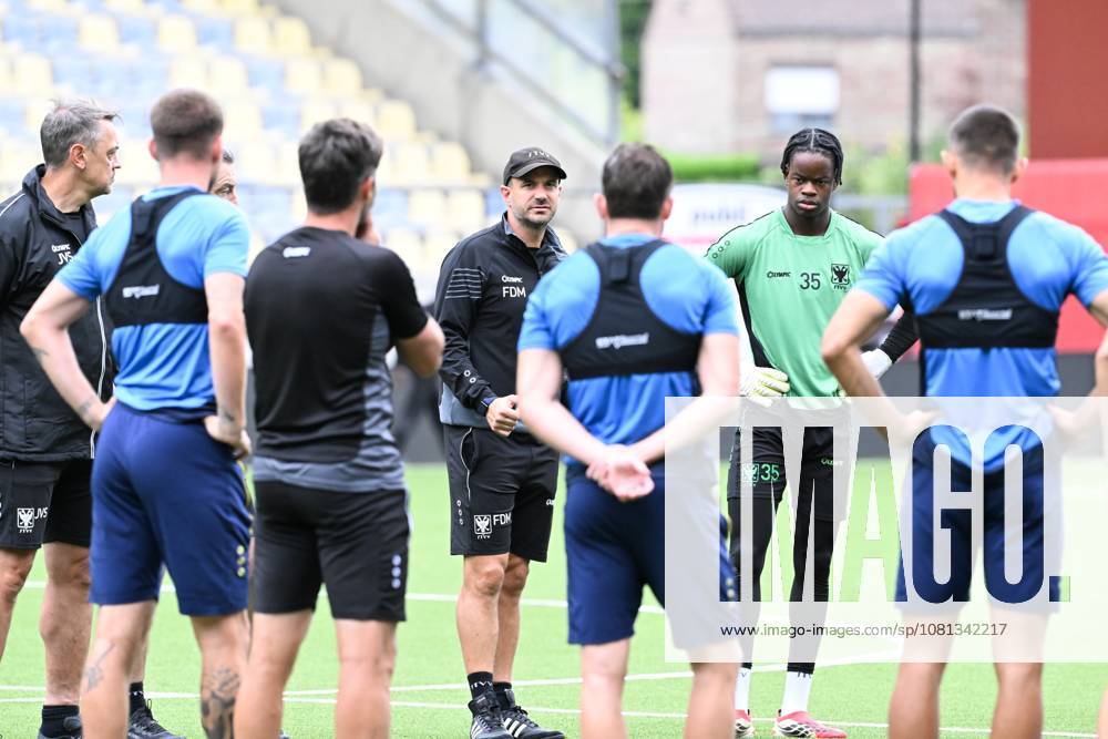 STVV s head coach Frederic De Meyer pictured during a training session of Belgian soccer team Sint-Truidense V.V., Wednesday 19 August 2026 in Sint-Truiden, in preparations of the first leg of the play-off round for the UEFA Europa League league phase, against Cypriot team AC Omonoia Nicosia. JILLxDELSAUX x183761469x