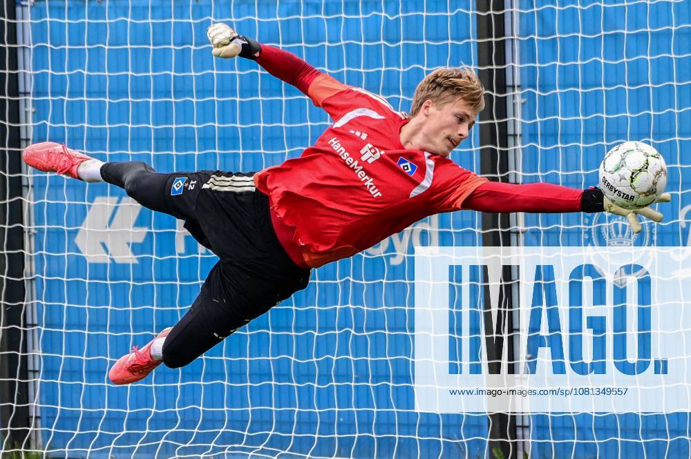 Sander Tangvik (HSV) holds the ball; Germany, Hamburg, Volksparkstadion Training Facility, soccer, Bundesliga 1, Hamburger SV training session