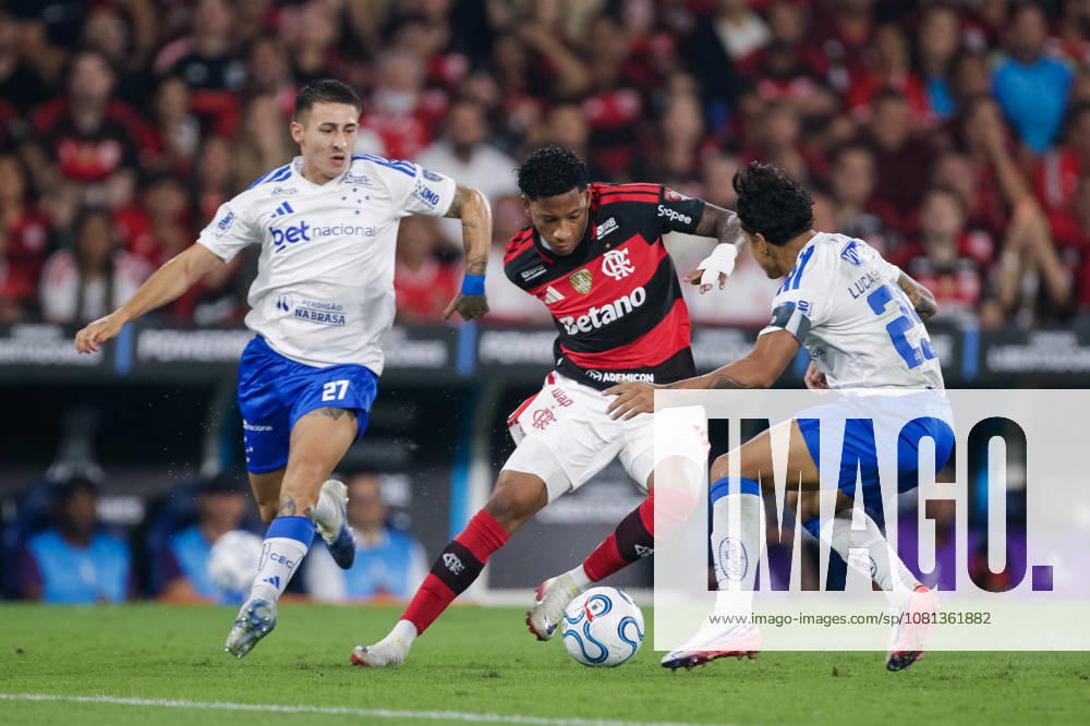 RIO DE JANEIRO, BRAZIL - AUGUST 19: GONZALO PLATA of Flamengo battles for possession with LUCAS ROMERO of Cruzeiro during the match between Flamengo and Cruzeiro as part of Copa CONMEBOL Libertadores at Maracana Stadium on August 19, 2026 in Rio de Janeiro, Brazil. Rio De Janeiro Brazil - ZUMAc227 20260819_zsp_c227_003