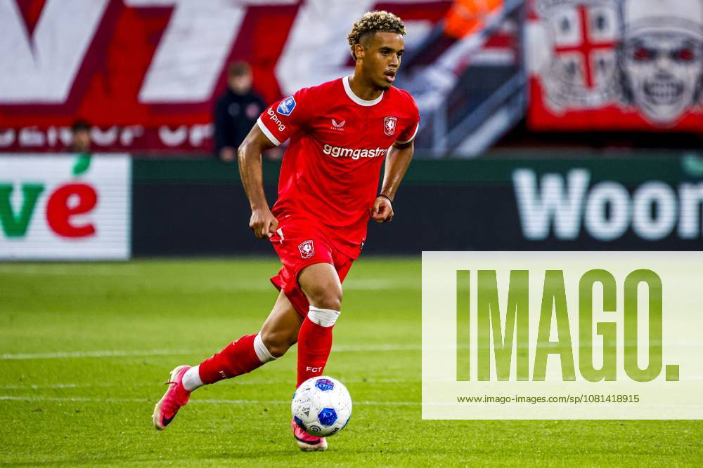 ENSCHEDE - Daouda Weidmann of FC Twente dribbles with the ball during the UEFA Conference League match between FC Twente and Qarabag FK at De Grolsch Veste stadium on August 20, 2026, in Enschede, the Netherlands. WART BRINKERHOF ANP ANPxSportx xMarcelxterxBalsxIVx 565889154 originalFilename: 565889154