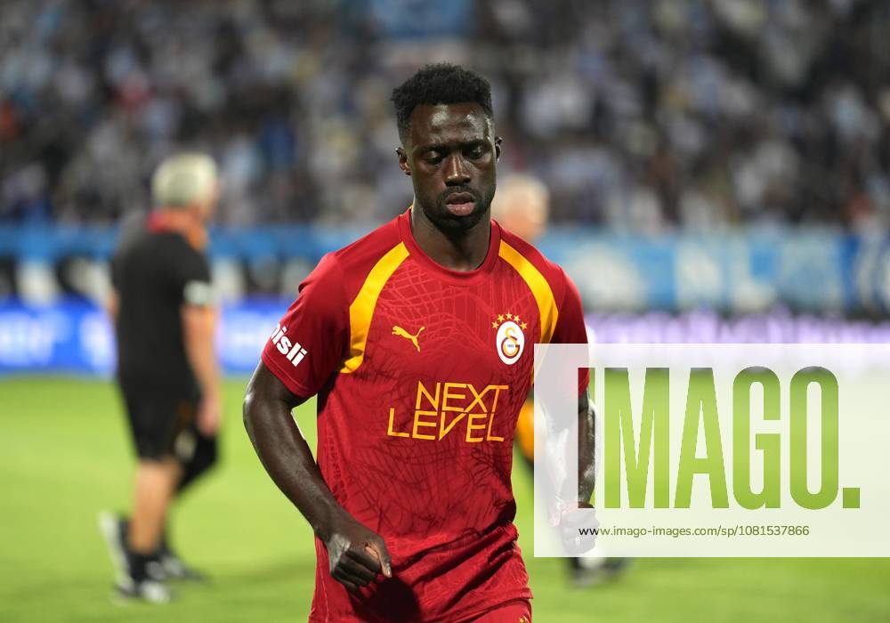 Erzurumspor FK v Galatasaray - Turkish Super Lig ERZURUM, TURKIYE - AUGUST 21: Davinson Sanchez of Galatasaray warms up before their Turkish Super Lig Week 2 match between Erzurumspor FK and Galatasaray at Kazim Karabekir Stadium, on August 21, 2026 in Erzurum, Turkiye. Hilmi Tunahan Karakaya Anadolu Erzurum Turkey. Editorial use only. Please get in touch for any other usage.