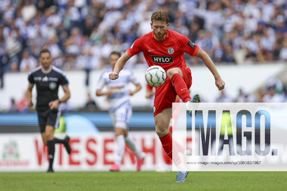 Florian Le Joncour of SV 07 Elversberg in action, on the ball, making a solo run during the first-round DFB Cup match between MSV Duisburg and SV 07 Elversberg at the Schauinsland Reisen Arena on August 22, 2026, in Duisburg, Germany. Photo by Oliver Kaelke, DeFodi Images. Florian Le Joncour of SV 07 Elversberg controls the ball during the first-round match of the DFB Cup between MSV Duisburg and SV 07 Elversberg at the Schauinsland Reisen Arena on August 22, 2026 in Duisburg, Germany. Photo by Oliver Kaelke, DeFodi Images. DFB and DFL regulations prohibit any use of photographs as image sequences and or quasi-video. Photo by Oliver Kaelke, DeFodi Images.