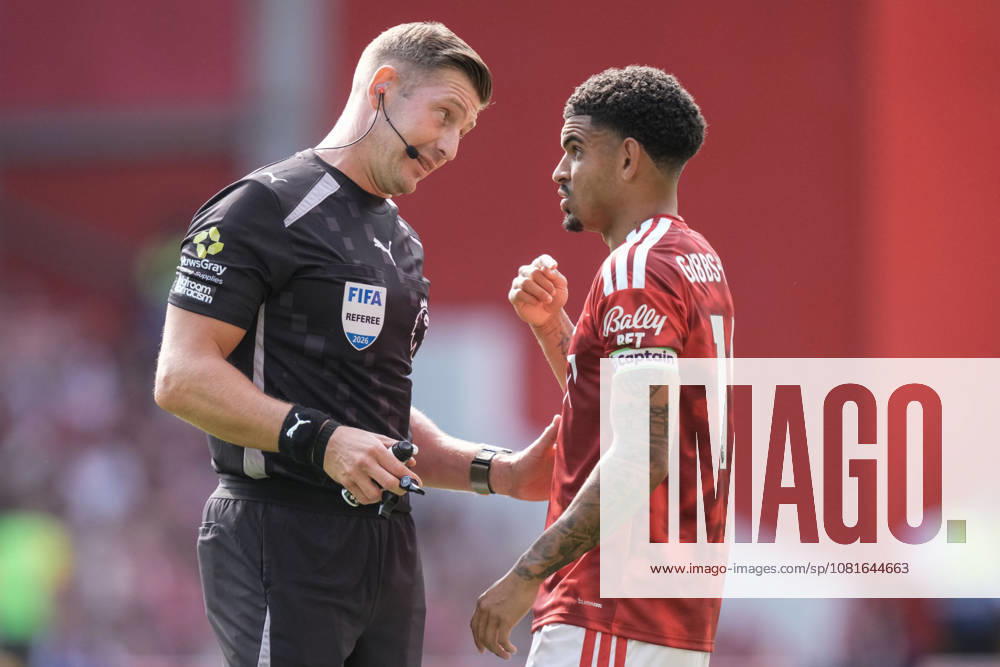 Premier League: Nottingham Forest v Leeds United Referee Robert Jones speaks to Morgan Gibbs-White of Nottingham Forest during the Premier League match Nottingham Forest vs Leeds United at City Ground, Nottingham, United Kingdom on 22 August 2026 (Photo by Maynard Manyowa News Images) Nottingham City Ground Nottinghamshire United Kingdom