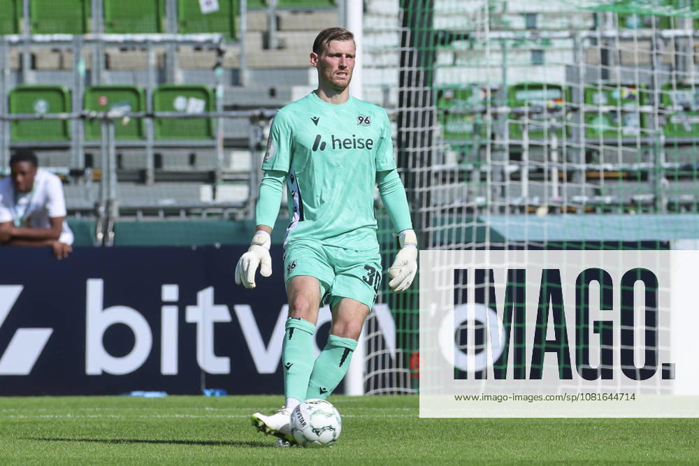 Goalkeeper Leo Weinkauf of Hannover 96 controls the ball during the DFB Cup match between SV Hemelingen and Hannover 96 at Weserstadion on August 22, 2026, in Bremen, Germany Photo by Marco Steinbrenner DeFodi Images Goalkeeper Leo Weinkauf of Hannover 96 controls the ball during the DFB Cup match between SV Hemelingen and Hannover 96 at Weserstadion on August 22, 2026 in Bremen, Germany Photo by Marco Steinbrenner DeFodi Images Photo by Marco Steinbrenner DeFodi Images