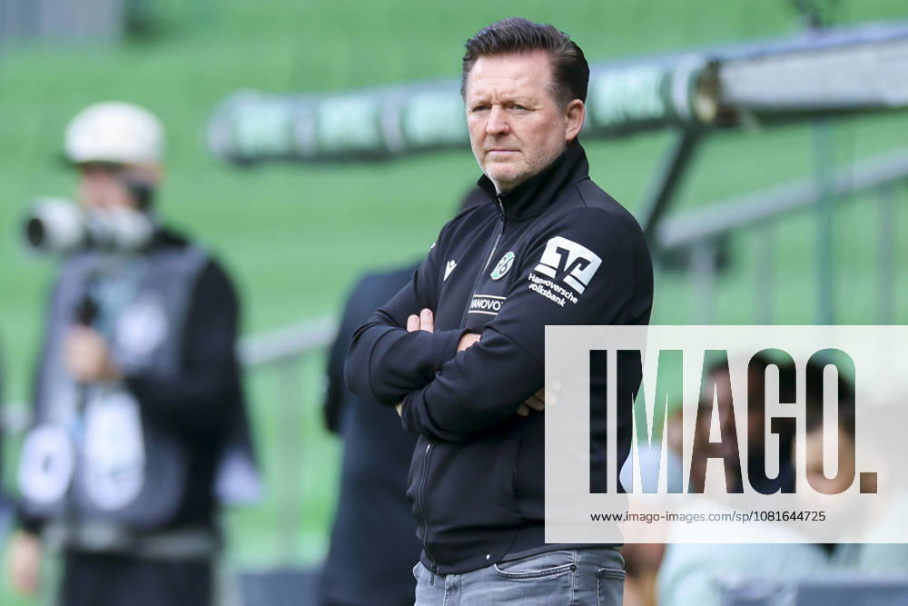 Hannover 96 coach Christian Titz watches during the DFB Cup match between SV Hemelingen and Hannover 96 at Weserstadion in Bremen on August 22, 2026, Germany Photo by Marco Steinbrenner, DeFodi Images Coach Christian Titz of Hannover 96 looks on during the DFB Cup match between SV Hemelingen and Hannover 96 at Weserstadion on August 22, 2026 in Bremen, Germany. Photo by Marco Steinbrenner, DeFodi Images. Photo by Marco Steinbrenner, DeFodi Images