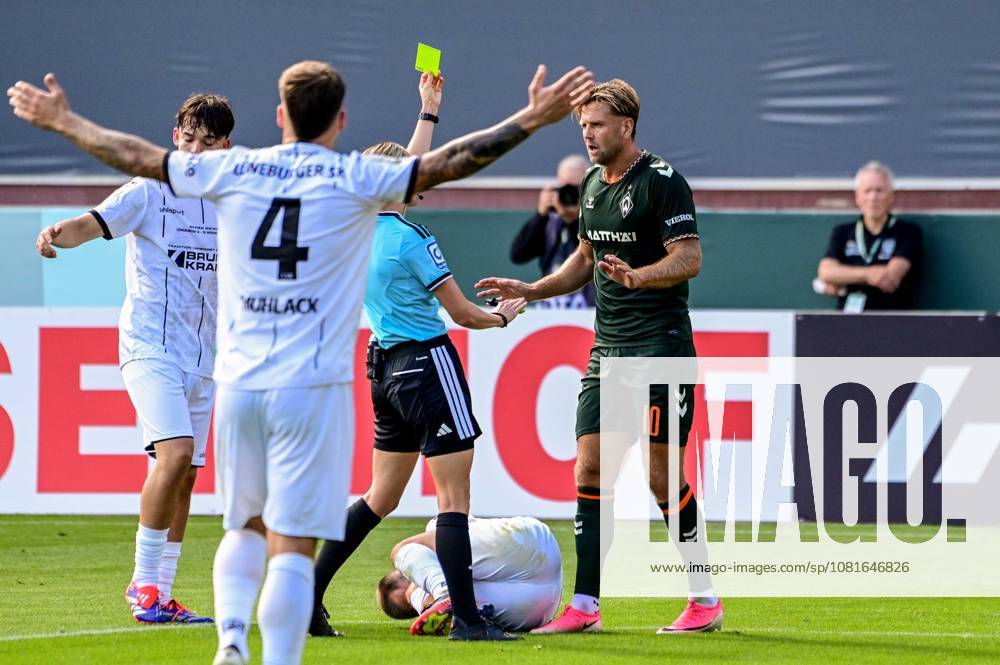 Niclas Füllkrug, Werder, sees a yellow card from referee Fabienne Michel; Germany, Hamburg, Millerntor, soccer, Bundesliga 1, Oberliga Niedersachsen, DFB Cup Round 1, LSK Lüneburg, SV Werder Bremen