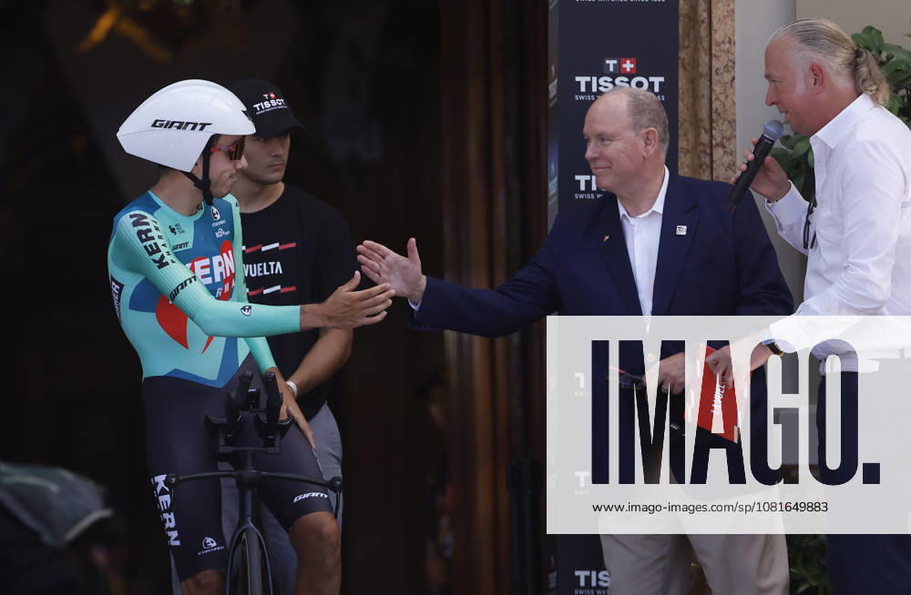 Spanish rider Diego Uriarte (Kern Pharma) greets Prince Albert of Monaco (2R) as he waits for the start during Tour of Spain s first stage, a 9.4 kilometers time trial in Monaco. First stage. Time trial in Monaco (9.4 km) !ACHTUNG: NUR REDAKTIONELLE NUTZUNG!