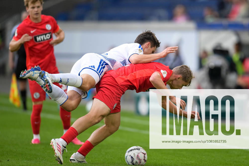 Soccer, DFB Cup, 20260822, MSV Duisburg vs. SV 07 Elversberg. Pictured, from left: Martin ENS (Duisburg), 4; Lasse GÜNTHER (Elversberg), 21. Duisburg Schauinsland Reisen Arena, North Rhine-Westphalia, Germany