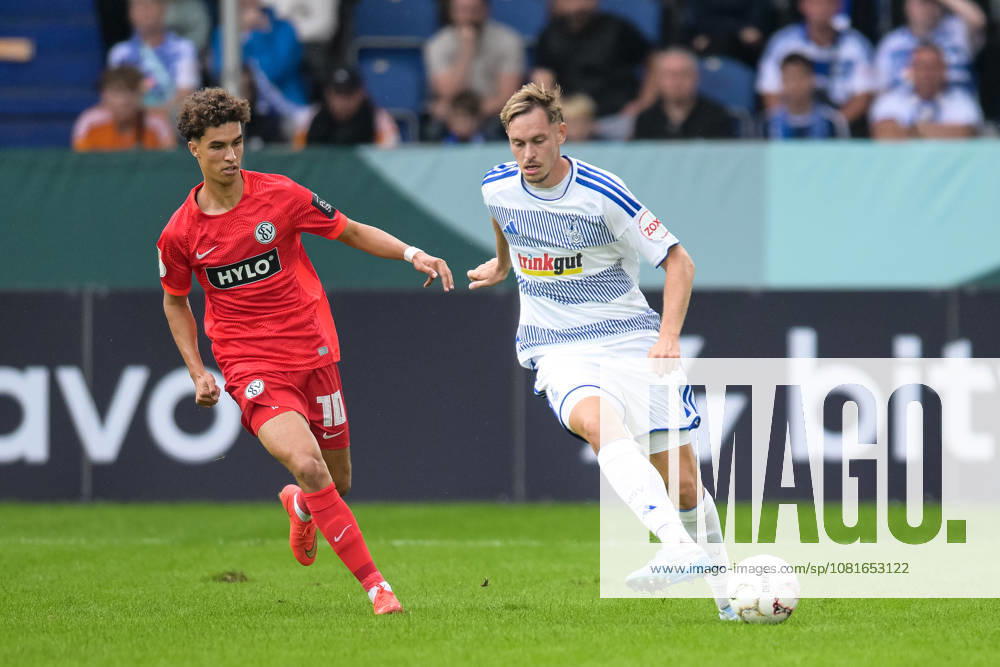 Soccer, DFB Cup, 20260822, MSV Duisburg vs. SV 07 Elversberg. Pictured, from left: Noah DARVICH (Elversberg, 10), Aljaz CASAR (Duisburg, 8). Duisburg Schauinsland Reisen Arena, North Rhine-Westphalia, Germany