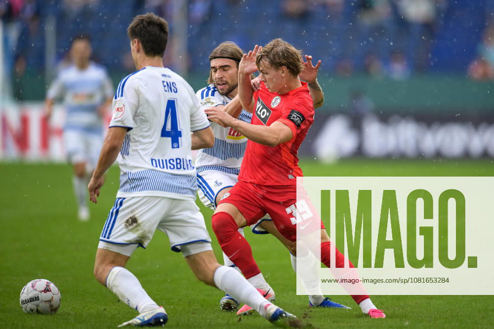 Soccer, DFB Cup, 20260822, MSV Duisburg vs. SV 07 Elversberg Pictured from left: Martin ENS (Duisburg), 4; Joshua BITTER (Duisburg), 29; Cole CAMPBELL (Elversberg), 39; Duisburg, Schauinsland Reisen Arena, North Rhine-Westphalia, Germany