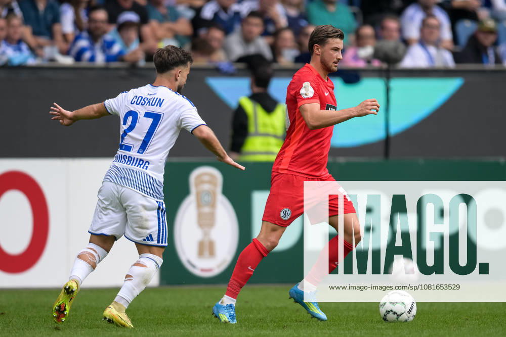 Soccer, DFB Cup, 20260822, MSV Duisburg vs. SV 07 Elversberg. Pictured, from left: Can COSKUN (Duisburg, 27), Lukas PETKOV (Elversberg, 25). Duisburg, Schauinsland Reisen Arena, North Rhine-Westphalia, Germany