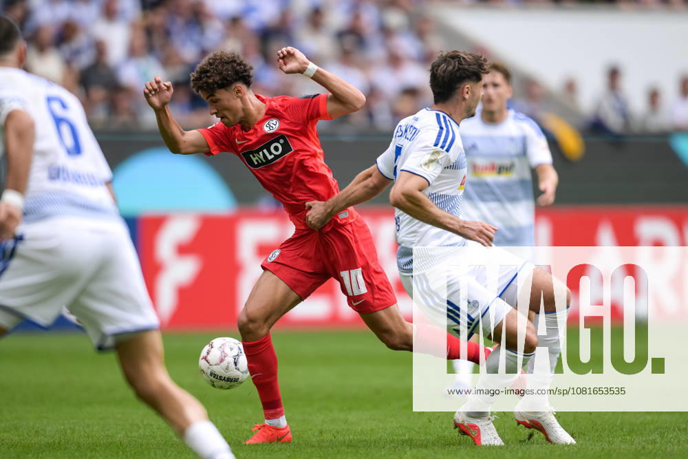Soccer, DFB Cup, 20260822, MSV Duisburg vs. SV 07 Elversberg Pictured from left: Noah DARVICH (Elversberg, 10), Tobias FLECKSTEIN (Duisburg, 5), Duisburg Schauinsland Reisen Arena, North Rhine-Westphalia, Germany