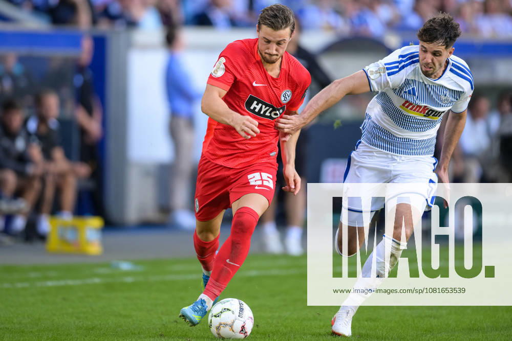 Soccer, DFB Cup, 20260822, MSV Duisburg vs. SV 07 Elversberg. Pictured, from left: Lukas PETKOV (Elversberg, 25), Tobias FLECKSTEIN (Duisburg, 5). Duisburg, Schauinsland Reisen Arena, North Rhine-Westphalia, Germany