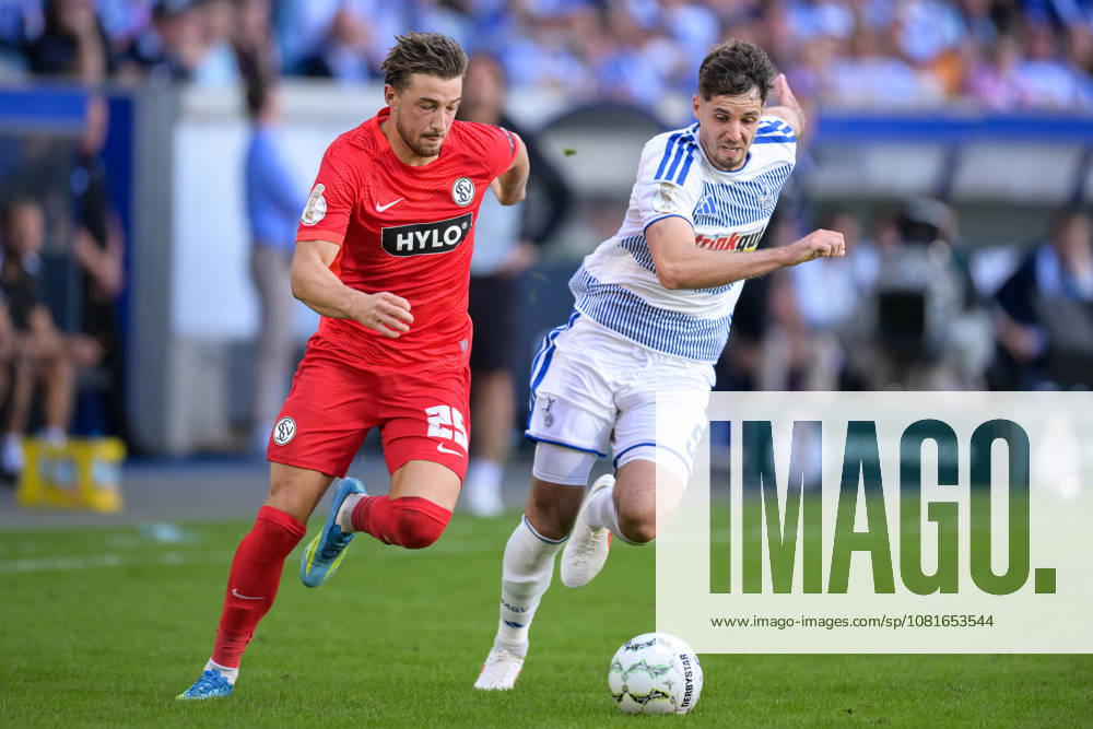 Soccer, DFB Cup, 20260822, MSV Duisburg vs. SV 07 Elversberg. Pictured, from left: Lukas PETKOV (Elversberg, 25), Tobias FLECKSTEIN (Duisburg, 5). Duisburg, Schauinsland Reisen Arena, North Rhine-Westphalia, Germany