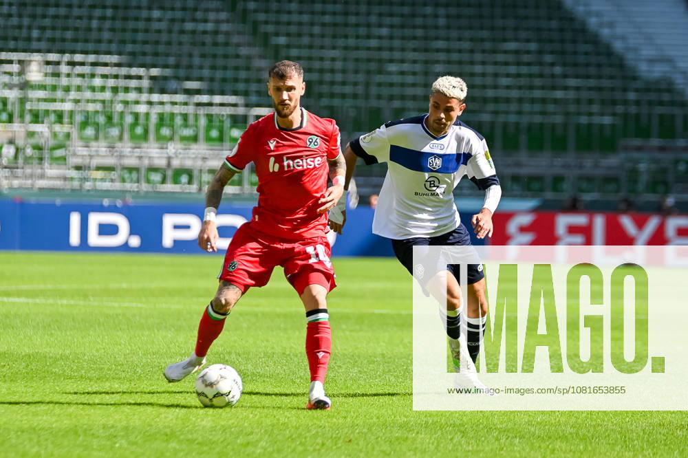 Marcel Hartel, Hannover 96, 10 on the ball against Alvaro Sanchez de Pablos, SV Hemelingen, 48 SV Hemelingen vs. Hannover 96, Soccer, DFB Cup, 1st Round, 2026–2027 Season, August 22, 2026, SV Hemelingen vs. Hannover 96, Soccer, DFB Cup, 1st Round, 2026–2027 Season, August 22, 2026, Bremen