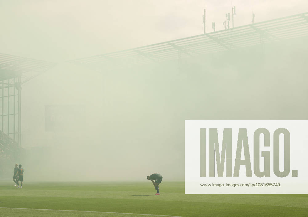 Photo: Bremen fans welcome both teams with fireworks before kickoff; here, Niklas Füllkrug just before kickoff. Soccer: DFB Cup, First Round, Sat, Aug 22, 2026: Lüneburger SK vs. Werder Bremen