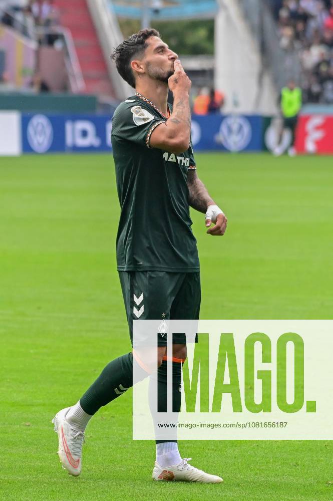 Goal celebration after Ludovit Reis s 0-3 goal: Werder Germany, Hamburg, Millerntor, soccer, Bundesliga 1, Oberliga Niedersachsen, DFB Cup Round 1, LSK Lüneburg vs. SV Werder Bremen