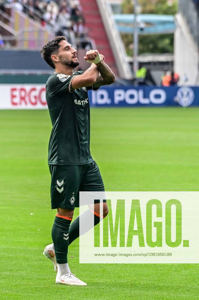 Goal celebration after Ludovit Reis s 0-3 goal: Werder Germany, Hamburg, Millerntor, soccer, Bundesliga 1, Oberliga Niedersachsen, DFB Cup Round 1, LSK Lüneburg vs. SV Werder Bremen