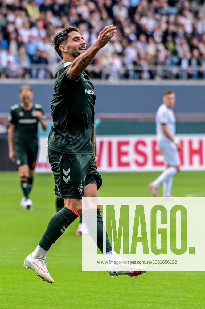 Goal celebration after Ludovit Reis s 0-3 goal: Werder Germany, Hamburg, Millerntor, soccer, Bundesliga 1, Oberliga Niedersachsen, DFB Cup Round 1, LSK Lüneburg vs. SV Werder Bremen