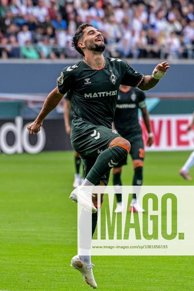 Goal celebration after Ludovit Reis s 0-3 goal: Werder Germany, Hamburg, Millerntor, soccer, Bundesliga 1, Oberliga Niedersachsen, DFB Cup Round 1, LSK Lüneburg vs. SV Werder Bremen