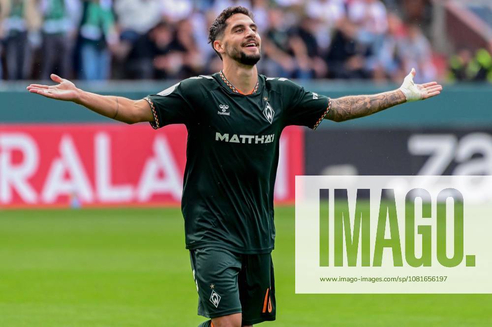 Goal celebration after Ludovit Reis s 0-3 goal: Werder Germany, Hamburg, Millerntor, soccer, Bundesliga 1, Oberliga Niedersachsen, DFB Cup Round 1, LSK Lüneburg vs. SV Werder Bremen