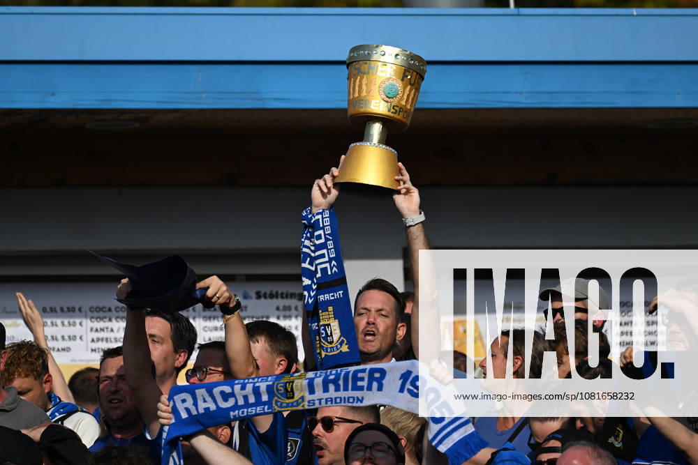 Soccer, DFB Cup First Round, Eintracht Trier vs. RB Leipzig, fans, spectators, ultras, Eintracht Trier with the cup, Trier