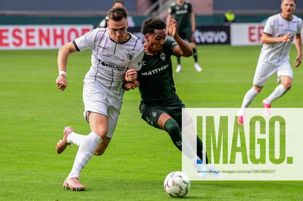 38 Paul Erevbenagie Werder 17 Malte Meyer Lüneburg Germany, Hamburg, Millerntor, soccer, Bundesliga 1, Oberliga Niedersachsen, DFB Cup Round 1, LSK Lüneburg SV Werder Bremen