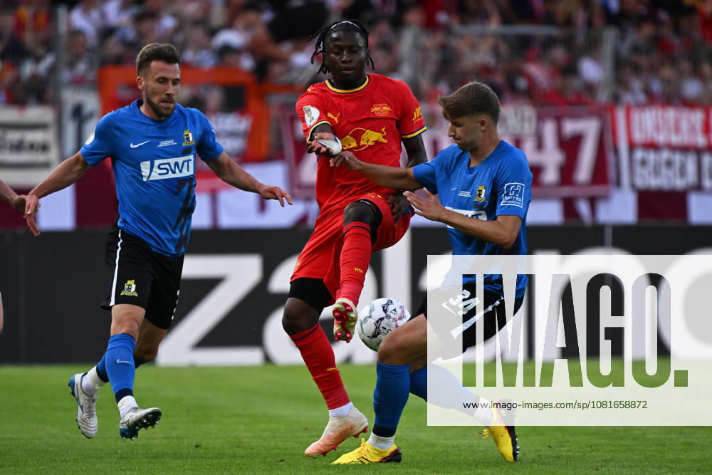 Soccer, DFB Cup First Round, Eintracht Trier vs. RB Leipzig, Johan Bakayoko (RB Leipzig) vs. Matheo Kritzer (SV Eintracht Trier 05), tackle, action, battle for the ball, Trier